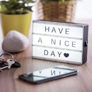 R47-PANEL DE ANUNCIOS ILUMINIADO CON 82 PIEZAS